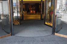 北約客維景酒店在轉門鋪設的吸水地墊
