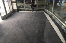 沈陽東軟鋪設的神奇吸水地墊